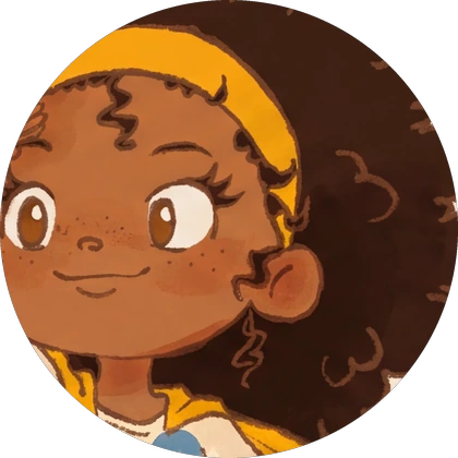 Mila mit dunklen Locken und gelbem Haarband, lächelt und schaut zur Seite.