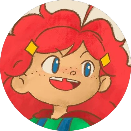 Ronja mit roten Locken, gelben Haarspangen und Sommersprossen, lacht mit offenem Mund.
